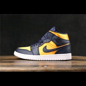 Nike Air Jordan 1 Mids Obsidian / Satin Gold